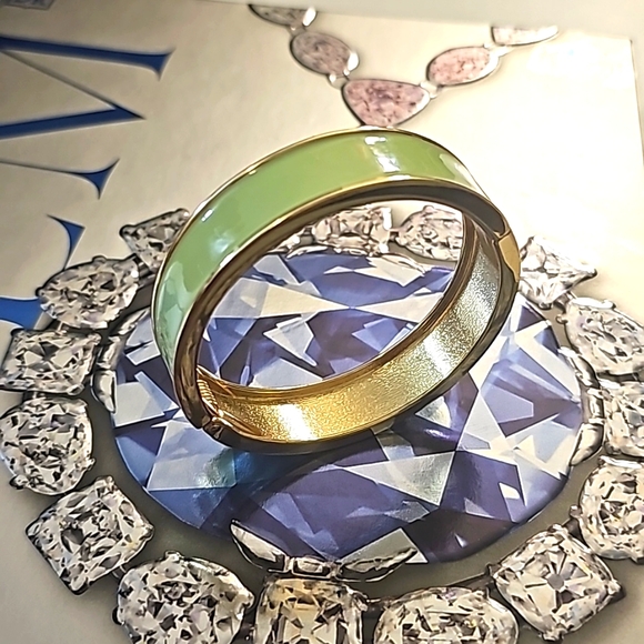 New Without Tag Gold Tone Enamel Cuff Bracelet. - Picture 5 of 8